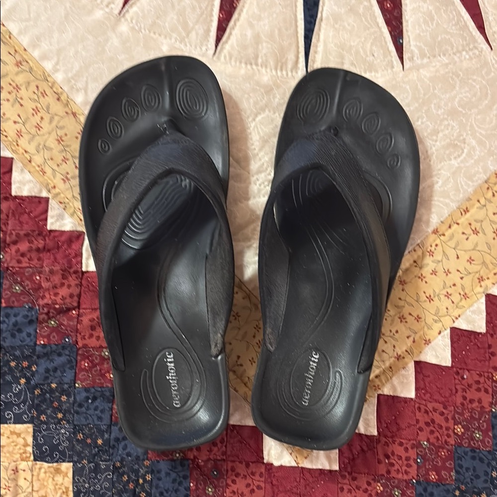 AEROSOLES Black Minimalist Sandals with Thong Design
